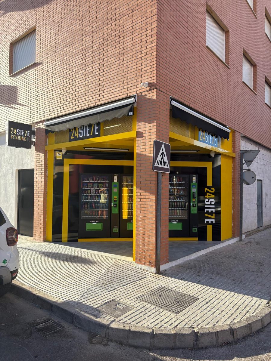 Otra de nuestras tiendas 24SIE7E Vending, en una esquina, con las máquinas a la vista