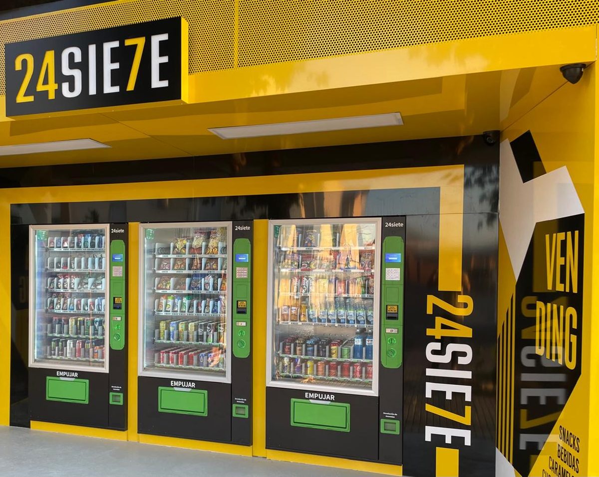 Tienda de máquinas expendedoras 24SIE7E Vending, con su rótulo amarillo y negro