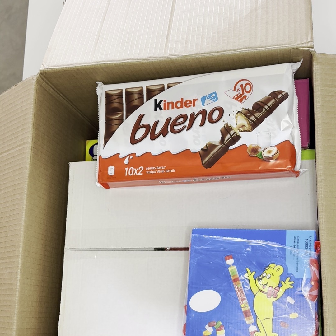 Pack Mini Fiesta preparado en su caja de envío, con los productos en sus cajas de fábrica